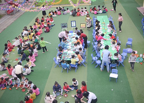 Các bé trường MN Phúc Đồng phấn khởi, hào hứng trong “Ngày hội sắc màu” tháng 2/2019.